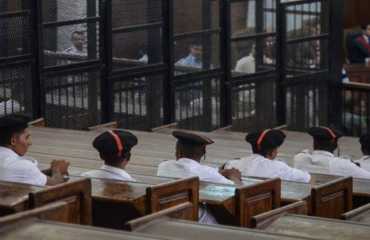 بعد وفاة مرسي.. إعادة محاكمة 28 إخواني في قضية "اقتحام الحدود الشرقية"