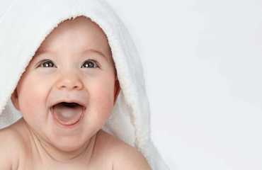 الابتسامة.. سر السعادة يأتي من طفلة للجميع