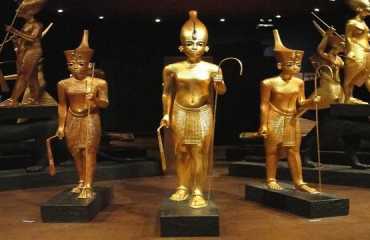 "نقبا عن الآثار فأبلغ عنهم الجيران".. ضبط أب ونجله بالخصوص