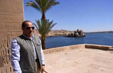 وداع حار بين الرئيس السيسي وأبناء أسوان تاركًا في أيديهم وعود التنمية