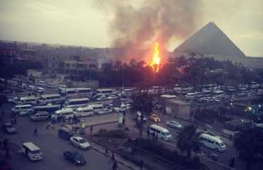 حريق بالهرم.. النيران تندلع بأرض تابعة للآثار (صور)