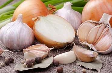 علميآ: تناول البصل والثوم يومياً يقي من خطر الإصابة بالسرطان