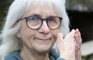 من داخل النار أتحدث إليكم.. قصة امرأة لا تشعر بالألم مطلقا