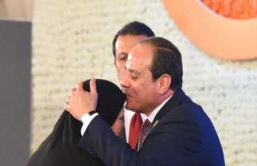 شاهد.. الرئيس السيسي: أتوجه بالشكر لكل سيدة تقوم بتقوية الروابط في المجتمع