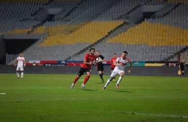 "ما بين الحفره والميه".. اللاعيبة تعافر من أجل اللقب.. والقمة في ورطه بسبب الملعب