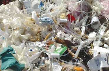 رعب فى البحيرة بسبب انتشار النفايات الطبية الخطرة