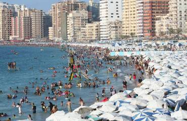 «وعمار يا إسكندرية» !..«مصيف الغلابة» أصبح للأغنياء فقط