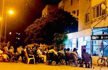 على ساحل سيناء.. أهالي "العريش" يشاهدون مباراة مصر عبر التلفاز (صور)