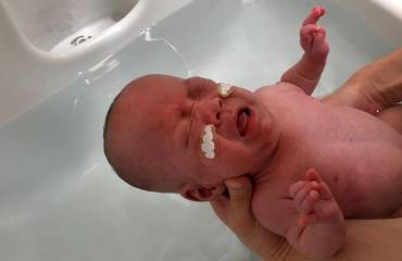 بوجه مبتسم.. رضيع يفقد أطرافه الأربعة بعد "التهاب في الحلق"